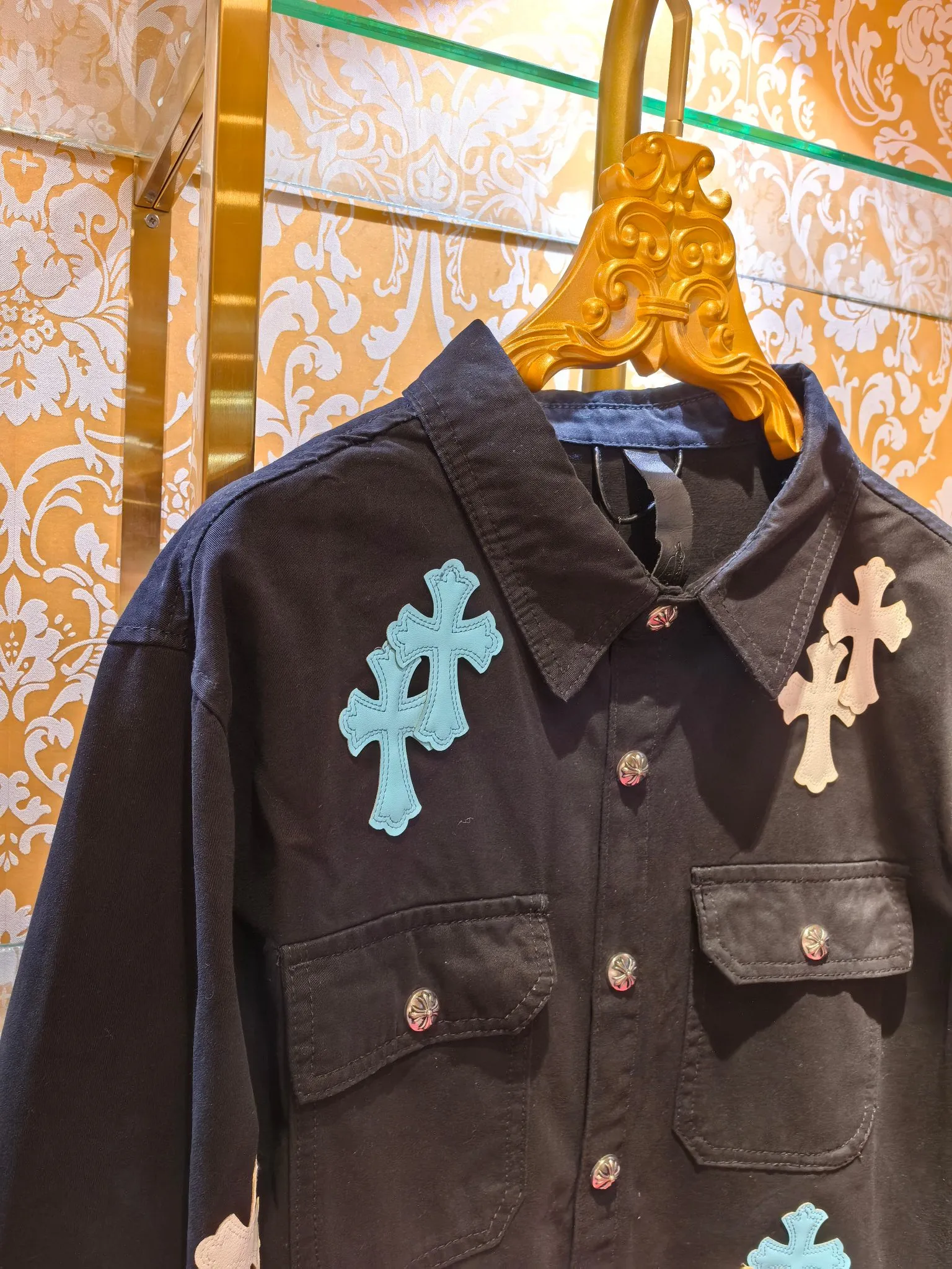 P480 Chrome Hearts advanced custom model, Chrome Hearts patchwork leather denim jacket, twill denim custom fabric, cross patchwork leather is all imitation lambskin, all dyed to completely restore no color difference, the inner leather label is first-layer calfskin, all hardware is 925 silver plated, it is the highest version, you get what you pay for, the same size for men and women, size S M L XL.